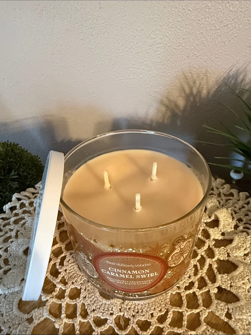 Bath & Body Works Cinnamon Caramel Swirl Candle - Cream & Gold - Picture 3 of 4